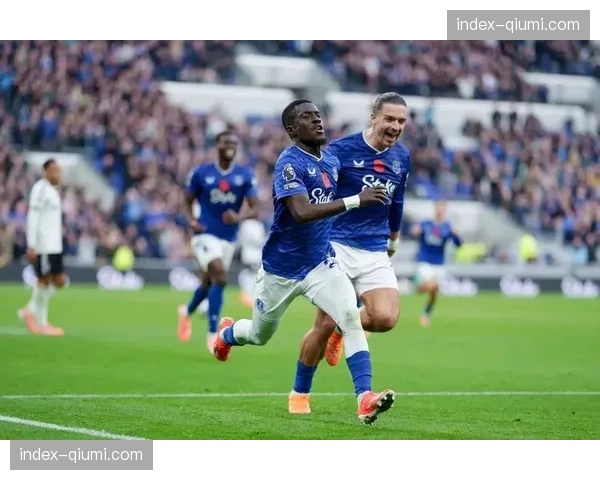 战报：曼城2-0埃弗顿，福登与多库在边路频繁换位创造绝对优势。