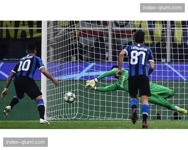 特写:劳塔罗失点后掩面,队友纷纷上前安慰 特写:劳塔罗失点后掩面,队友纷纷上前安慰